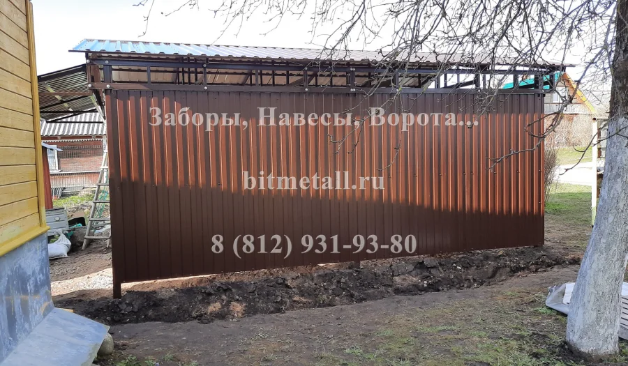 Навес двухскатный. Профнастил. с козырьком. С боковой зашивкой стенок.