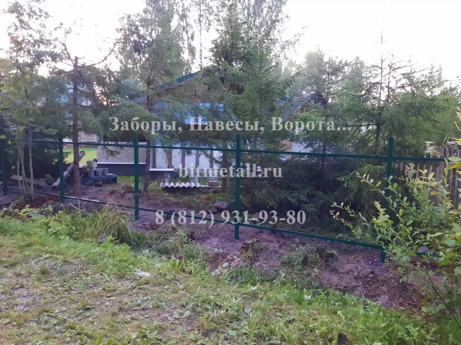 Забор из профнастила закрепленного между столбами. Новинка.