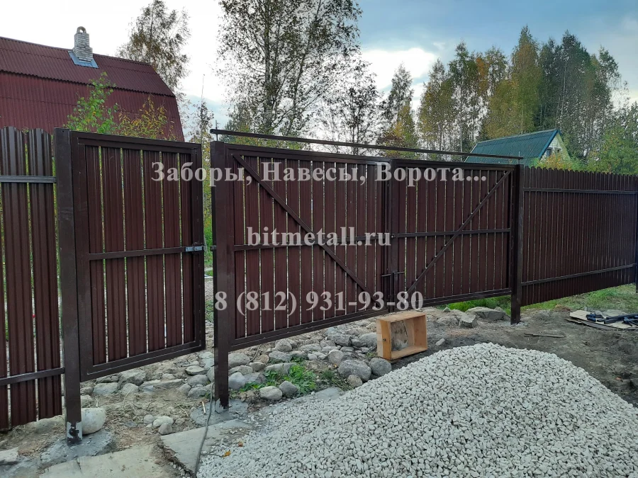 Забор, ворота и калитка из коричневого евроштакетника