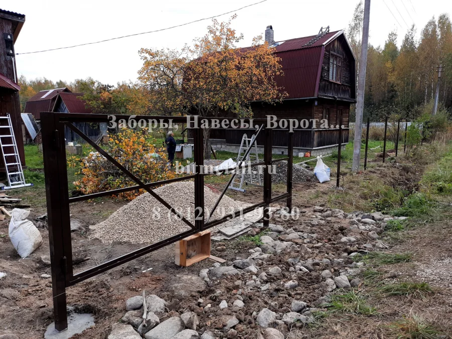 Забор, ворота и калитка из коричневого евроштакетника