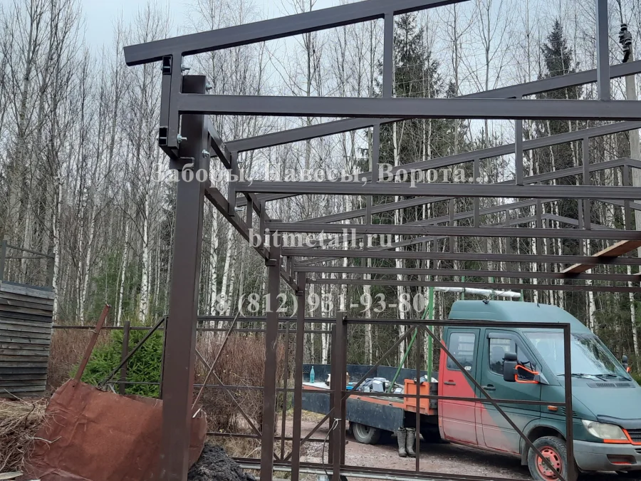 Навес двухскатный из металлочерепицы с зашивкой двух сторон поликарбонатом. Ляйпясуо.