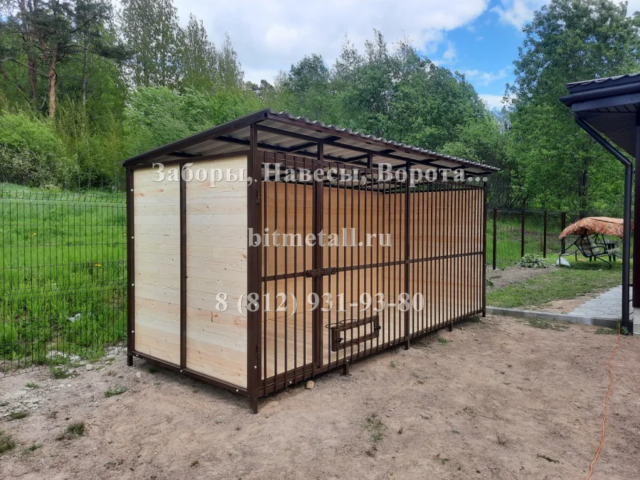 Вольер с зашивкой деревом. Выборг