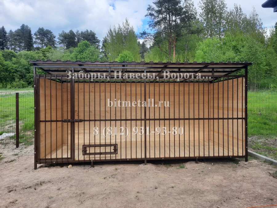 Вольер с зашивкой деревом. Выборг